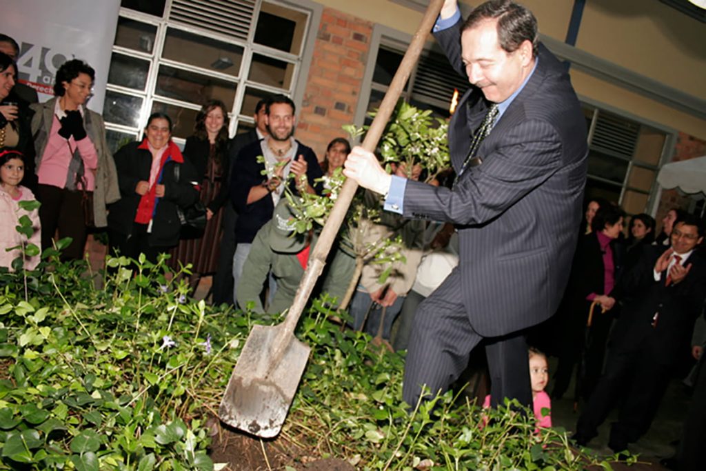 Siembra árbol de naranjo Dr. Cifuentes